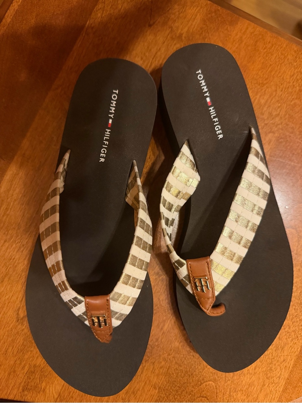 Tommy Hilfiger Women’s Size 7M Wedge Flip Flops Gold White Striped Sandals